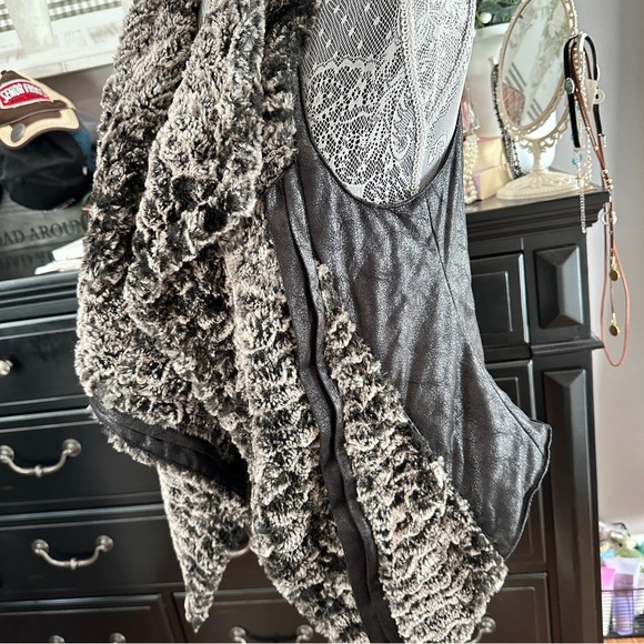 Dolce Cabo Faux Fur & Faux Leather Drape Vest Size S – Black/Gray - Picture 4 of 16